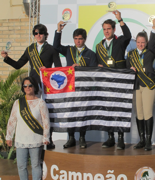 O time de ouro da categoria Young Riders contou com dois representantes da Hípica Paulista; imagem: Luis Carlos Ruas