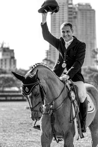 O top carioca Fábio Leivas comemorou a vitória na classificação geral da série principal do 3º Classic Horse Show; imagem: Gabriela Lutz 