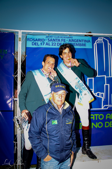 Guilherme ao lado do carioca Antonio e com Caio Sérgio de Carvalho, treinador e coordenador de salto da CBH; imagem: Luis Carlos Ruas