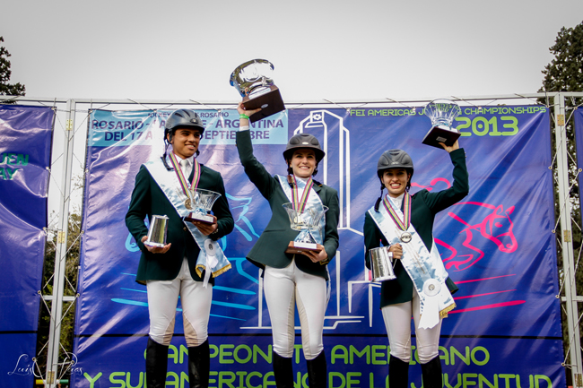 Pódio 100% brasileiro na categoria Junior: Giulia, ouro, Bianca, prata, e Alberto, bronze