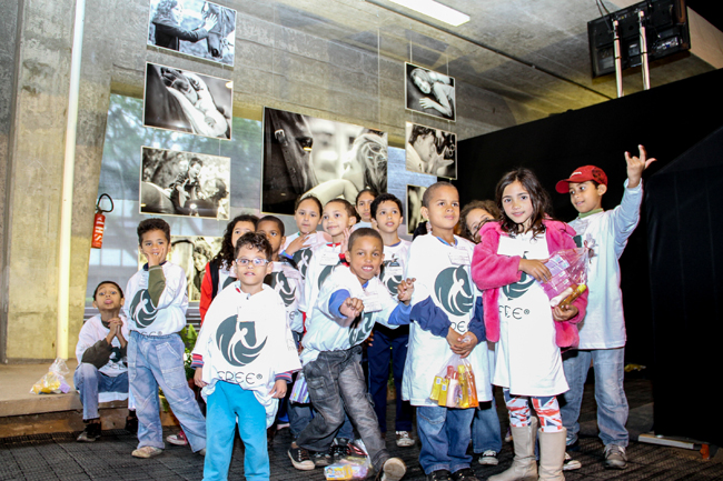 Crianças de diversas instituições estão visitando o evento na Hípica Paulista; imagem: Luis Ruas