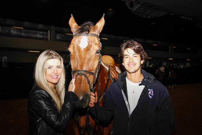 Guilherme Saraiva, campeão sul americano young rider, deu uma aula de equitação para Iris Stefanelli do TV Fama 