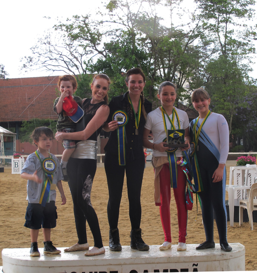 Olivia Tavares da Cunha, Dani Ginzbert e Luisa Fontes, vencedoras na categoria individual D, com Carla Lombardi Massenzi