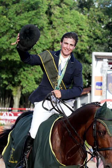 Felipe Amaral comemora seu primeiro título de campeão brasileiro senior top; imagem; Beatriz Cunha