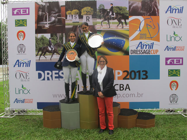 As campeãs da categoria Junior Giovanna e Gabriele com a juiza top internacional Evi Eisenhardt;  imagem: CM