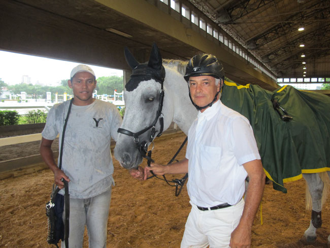 Duto comemorou a vitória na série Cavalos Novos 8 anos no esquenta da temporada  2014 em São Paulo; imagem: CM