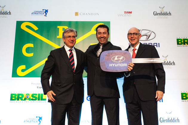 Sergio Marins, campeão do ranking brasileiro senior top 2013, recebeu as chaves de  um Hyundai IX35