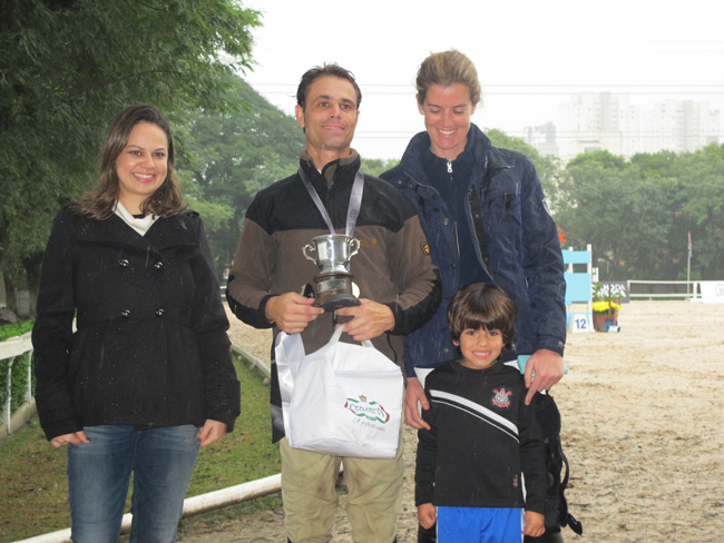 O cavaleiro top Fabio Sarti e Isabela Pinheiro, proprietária de seu cavalo Zangalo, e a representante da Prudential do Brasil Seguros de Vida S. A.  