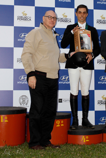 Luiz Roberto Giugni, presidente da CBH, premiando Thiago Mesquita, 4º colocado, com