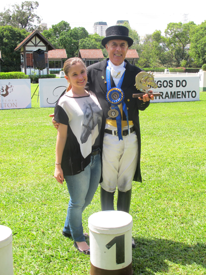 Alexandre Oliveira, diretor de adestramento da SHP e organizador do evento, com sua esposa Jaqueline