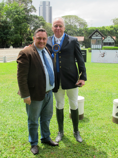 Gabriel Striker, vencedor na série média II, com o juiz capitão Marcio Camargo 