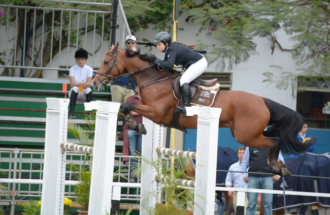 Tais de Souza Arruda e Top Horse Deja Vu em ação na largada da competição; img: Duílio Andrade