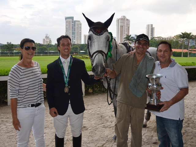 José Luiz de Carvalho com Donadoni BH vence série Cavalos Novos 7/8 anos na Final do Circuito Indoor AB Concessões