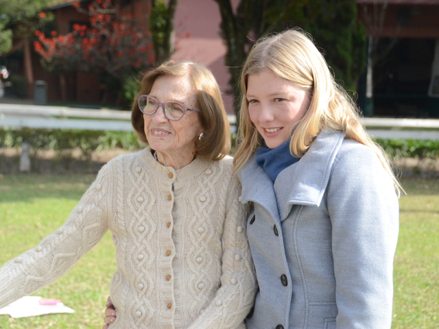 Homenagem que emociona: o presente de aniversário de Sarah para sua avó Olga